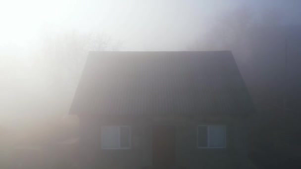 漆黑的夜晚 神秘的房子被月光笼罩在雾中 令人毛骨悚然的气氛 带着雾气的窗户的房子 — 图库视频影像