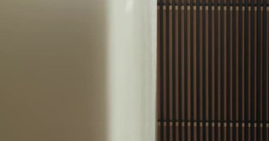 Modern dairede ahşap panellerle dekore edilmiş duvarın yakın görüntüsü. İç mekanda ahşap malzemeler kullanılıyor..