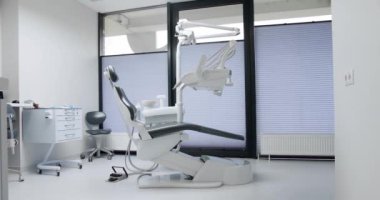 Dişçi koltuğu ve tıbbi ekipmanlı modern oda. Modern Dişçi Ofisi. Dişçi koltuğu ve diğer aksesuarlar. Diş sağlığı kliniği ekipmanları.