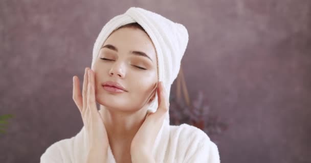 Frau Mit Perfekter Gesunder Haut Berühren Gesicht Mit Händen Genießen — Stockvideo