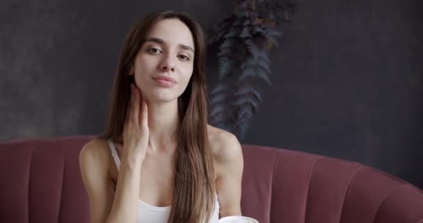 Kvinna Behandla Hals Och Skuldra Med Återfuktande Kräm Massage Kropp — Stockvideo