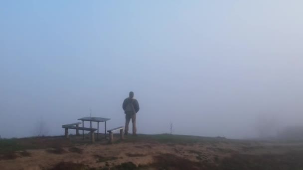 Widok Tyłu Człowieka Podróżnika Stojącego Szczycie Góry Obserwującego Przyrodę Mglistą — Wideo stockowe