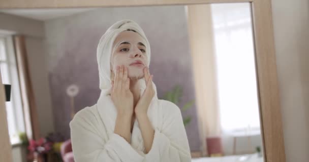 Beleza Tiro Mulher Jovem Usando Folha Papel Máscara Facial Pronto — Vídeo de Stock