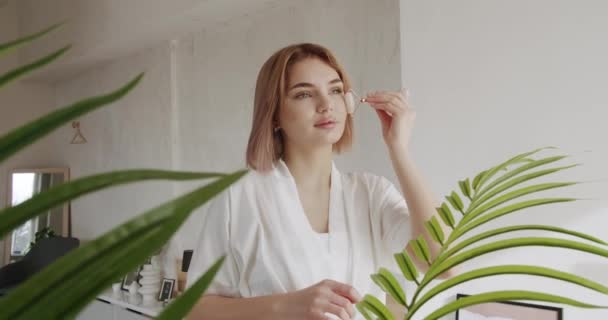 Vacker Kvinna Med Perfekt Slät Frisk Hud Får Massage Ansikte — Stockvideo