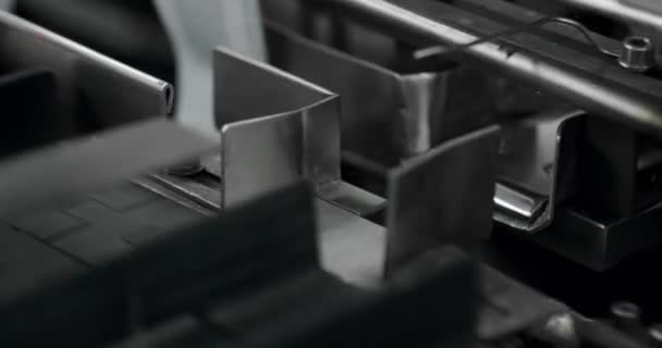 Tutup Garis Manufaktur Pabrik Medis Lengan Robotik Menempatkan Paket Obat — Stok Video