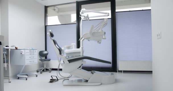 Quarto Moderno Com Cadeira Dentária Equipamentos Médicos Escritório Dentário Moderno — Vídeo de Stock
