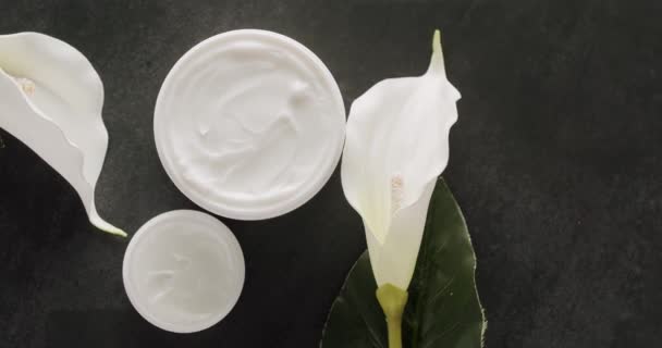 Üst Manzara Beyaz Şişe Beyaz Çiçekli Tüpler Stüdyodaki Siyah Arka — Stok video