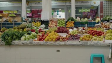 Gıda pazarında farklı olgun meyveler ve taze sebzelerle tezgah. Yerel tarım dükkanında doğal organik ürünler satılıyor. Sağlıklı beslenme