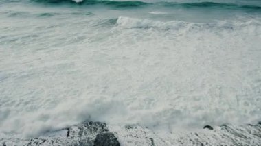 Gök mavisi okyanus manzarası, dalgalar ve ufuklar. Yaz gününde güzel bir deniz manzarası. Doğa arkaplanı 