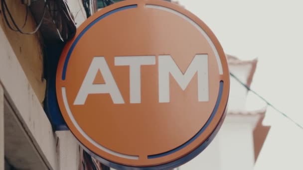 Bankomatskylt Byggnad Stan Informationsskyltar Bankomat För Att Kontanter Elektronisk Betalning — Stockvideo