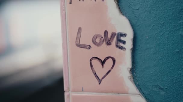 Κοντινό Πλάνο Πλακάκια Τοίχου Γραπτό Κείμενο Αγάπη Και Ζωγραφισμένη Καρδιά — Αρχείο Βίντεο
