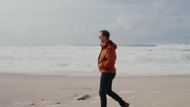 Σκεπτικός Άντρας Σακάκι Περπατάει Στη Θάλασσα Πρωί Και Απολαμβάνει Φύση — Αρχείο Βίντεο