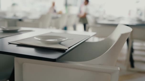 Zbliżenie Stole Serwowane Pustym Krzesłem Restauracji Obsługi Kelnerskiej Tle Talerz — Wideo stockowe