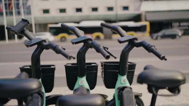 Şehir Yolunun Yakınındaki Caddede Duran Bisiklet Gidonuna Yaklaş Şehir Merkezine — Stok video