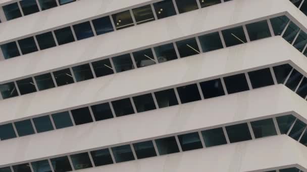 Забегают Офисное Здание Городе Окнами Автомобильным Трафиком Концепция Городской Архитектуры — стоковое видео