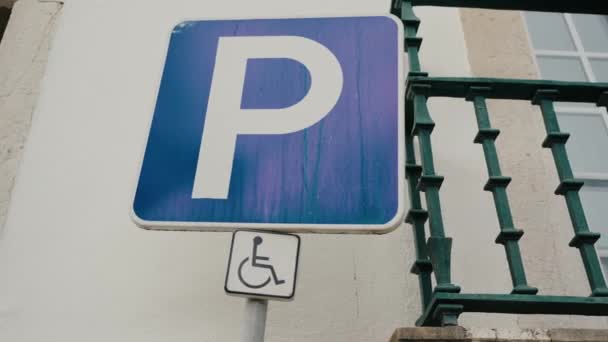 Närbild Blå Vägskylt För Parkering Och Handikapp Parkeringsplats Byggnad Med — Stockvideo