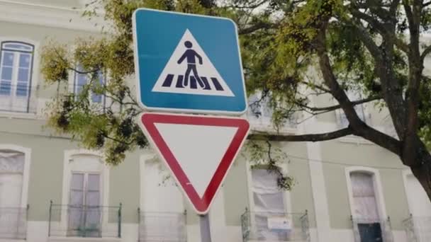 Close Sinal Estrada Travessia Pedestres Rua Cidade Fundo Edifício Símbolo — Vídeo de Stock