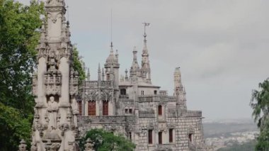 Portekiz 'deki Quinta da Regaleira Sarayı. Bahçeli bir ortaçağ kalesi. Eski kasaba mimarisi 