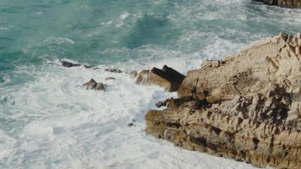Vista Aerea Dell Acqua Dell Oceano Con Onde Costa Rocciosa — Video Stock