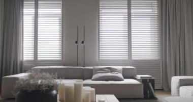 Modern oturma odası. Lüks minimalist tasarım, beyaz ve gri tonlu gerçek daire, zarif sandalye ve lüks mobilyalar, beyaz halı ve siyah ses teknikleri, beton, modern mutfak odası.