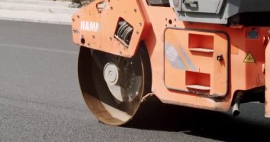 Yol inşaatında asfalt kaldırım taşı makinesi. Residential Caddesi 'ndeki Paving Yolu. Asfalt döşeme. Ağır makineler. Asfalt Yol Yapımı