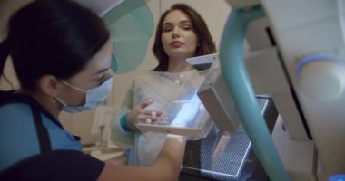 Sağlıklı Kadın Kanser Önleme Programı Hastane Odası 'nda. Hastanede, Mammografi Teknolojisti. Doktor Mammogram Makinesinde Düğmeye Basıyor Kadın Hasta Taramasını Etkinleştiriyor.