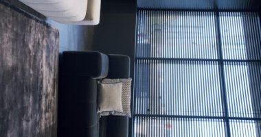 Beyaz ve siyah mobilyalı modern Minimalist oturma odası. Samimi Modern Mobilya Tasarımı. Lüks Zarif Oda. Gayrimenkul özel evi. Dikey video.