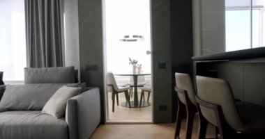 Gerçek Modern Daire Minimalist Mobilya ve Lüks Kapı. Minimalist İçişleri 'ndeki bar mobilyaları. Ev detayları. Bar taburesi, Minimalist iç mimari mobilya, şeffaf kapılı.. 