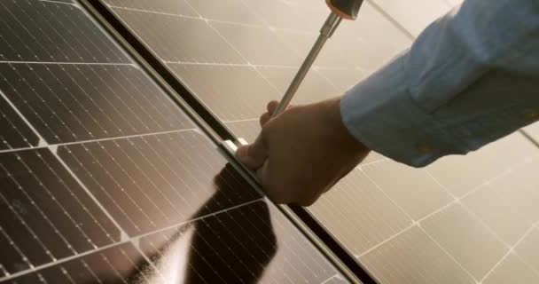 太阳能电池板的连接和安装 工人们固定太阳能电池板 将太阳能电池板安装到金属平台系统上的电动螺丝刀技师 — 图库视频影像