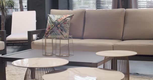 ミニマリストのアパート ガーデンパーク用の屋外テーブルと椅子 モダンな椅子 ミニマリストの椅子とテーブル付きの夏のテラス 近代的な白とベージュ庭園とモダンな高級ヴィラのための家具 — ストック動画