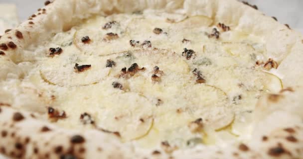 Big Pizza Mit Käse Mit Birne Ready Eating Delicious Italian — Stockvideo