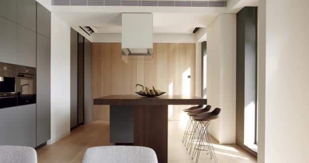 真正奢华的厨房 有一个岛 轻木墙和地板 家庭厨房与现代水槽 现代家庭内部 白色的带有天然木料用餐区的简约厨房 — 图库视频影像