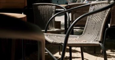Sokak kafesi. Modern Terrace. Yaz sabahları boş bir kafe. Modern açık hava kafesi. Boş restoran. Sokaktaki kafede siyah modern Charis 'li ahşap masalar.