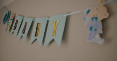 Çocuk odası dekoru. Yeni doğan selamlama konsepti. Odada kutlama yaparken renkli bayraklar. Bebek odasındaki duvarda süslü bayraklar asılı, kutlama süslemeleri..