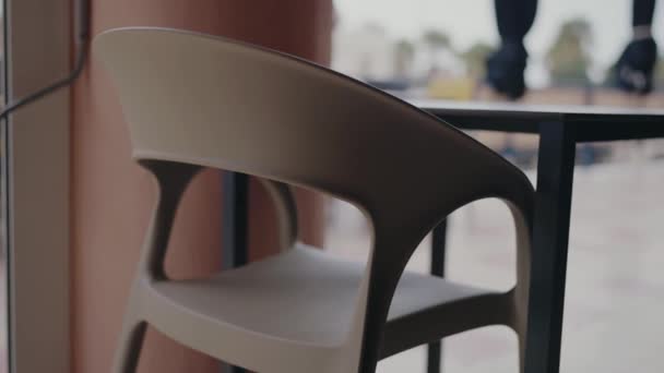在咖啡店的内部有详细的介绍 在舒适的空椅子上和靠窗的桌子上有特写 咖啡店的现代家具 在自助餐厅为游客安排座位 — 图库视频影像