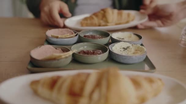 Vue Dégagée Sur Homme Mangeant Croissant Frais Café Pour Petit — Video