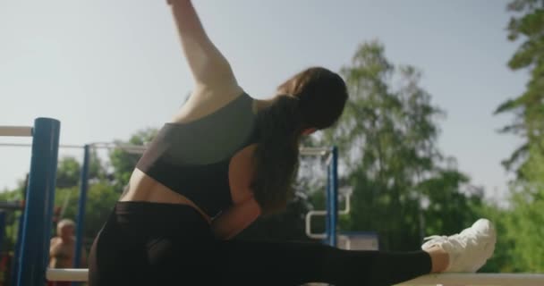 Conceito Estilo Vida Saudável Jovens Mulheres Exercitando Treinando Flexibilidade Fora — Vídeo de Stock