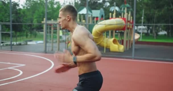 Sportowy Mężczyzna Mięśniami Brzucha Ćwiczący Cardio Biegający Stadionie Silny Sportowy — Wideo stockowe