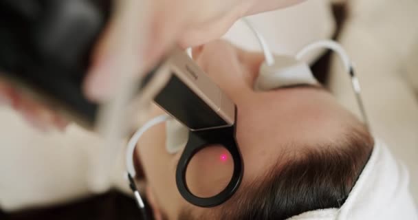 Rejuvenescimento Facial Medicina Estética Está Realizando Procedimento Mulher Recebendo Massagem — Vídeo de Stock