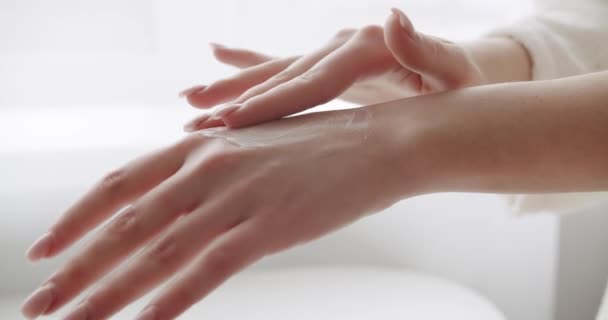 Vacker Kvinna Som Applicerar Kräm Handhuden Slow Motion Kvinnliga Händer — Stockvideo