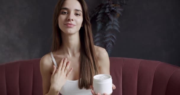Mulher Bonita Aplicando Creme Pele Mão Mulher Jovem Tratando Pescoço — Vídeo de Stock