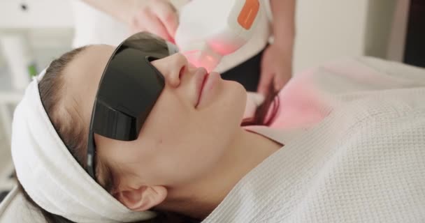 Mulher Beleza Com Óculos Proteção Mulher Recebendo Massagem Hardware Gpl — Vídeo de Stock