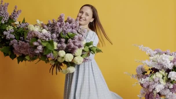 Kobieta Ciesząca Się Wiosennym Kwiatem Szczęśliwego Uśmiechu Portret Happy Woman — Wideo stockowe