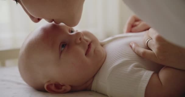 Großaufnahme Einer Mutter Die Zärtlich Mit Ihrem Säugling Spricht Ihre — Stockvideo