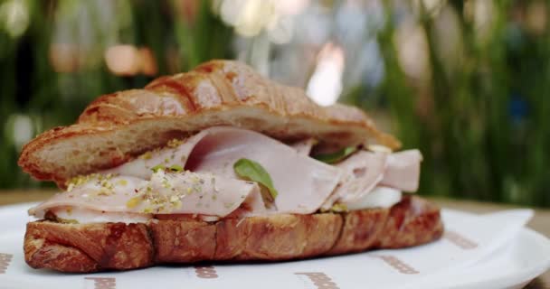 Desayuno Saludable Vegano Con Delicioso Croissant Sandwich Croissant Con Carne — Vídeos de Stock