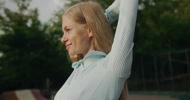 Ung Atletisk Kvinna Blå Sportkläder Värma Upp Axlar Och Kropp — Stockvideo