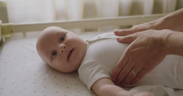 Begrebet Forældreomsorg Lykkelig Ung Voksen Mor Smiler Forbinder Med Sin – Stock-video