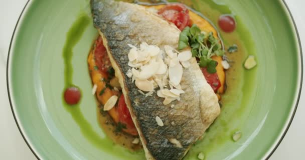 Pezzo Pesce Bianco Fritto Finemente Decorato Con Purè Patate Verdure — Video Stock