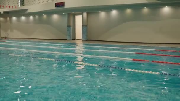 Люди Тренируются Бассейне Помещении Мужчина Плавает Бассейне Технике Фристайла Готовится — стоковое видео