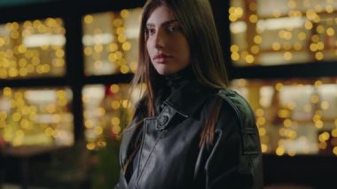 Gece lambalarının arka planında genç bir kadının portresi. Alacakaranlık Sokağı 'ndaki lüks kadının portresi. Çekici bir kadın portresi. Şehir Bulvarı Modeli.